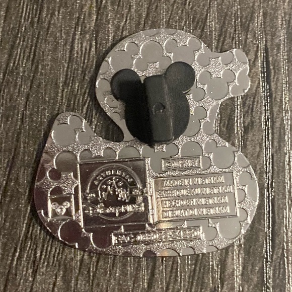 Disneys 2024 Baymax Duck from Ducks Mystery Pin Collection - Picture 2 of 5